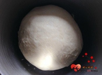 step2: 再用攪拌器或手揉至麵糰有延展性時包入奶油,繼續揉到表面光滑,可拉一層薄膜時蓋著做第一次發酵