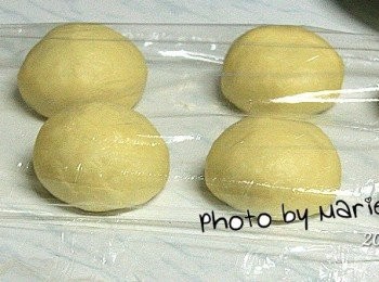step4: 麵包機揉好的麵糰先將它取出排氣
再把它等分成八份小麵糰
 (做八個小餐包，一個約 58g 左右)
將分割好的麵糰都分別揉成圓
蓋上濕布或保鮮膜靜置約 20 分鐘‧‧‧

鬆弛後的麵糰會變得比原來還要大一些
這樣就可以開始包餡料了
