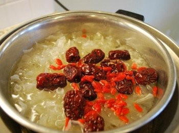 step4: 加入紅棗及枸杞，外鍋添1杯水悶煮，跳起後再悶20分鐘