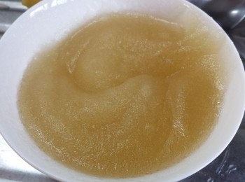 step5: 魚膠粉先用1碗冷開水攪拌至糊狀，再加入薏米水中拌勻。