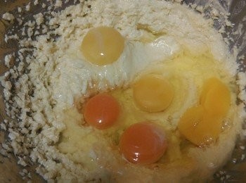 step2: 無鹽奶油（室溫）和細砂糖及蛋用電動攪拌器去攪拌，麵糊攪拌到黃金色剛剛好的濃稠度