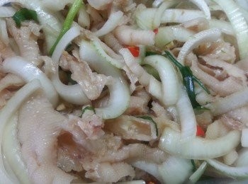 step10: 取出鳳爪，隔去水份用飲用水沖一沖,加入洋蔥絲、蔥段、酸辣汁拌勻，置雪櫃 5-6 小時即可，或雪過夜更入味