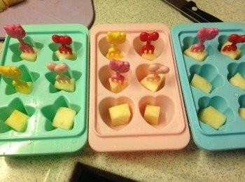 step3: 插入小叉，如沒小叉固定位置，可以用牙簽，但需要倒入果汁後再蓋上保鮮紙，然後再插牙簽才可固定位置