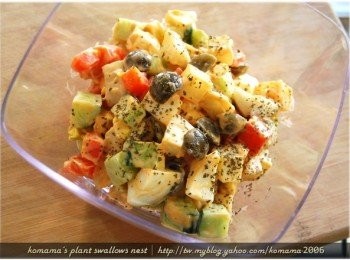 step10: 有蔬菜、雞蛋和黑木耳QQ圓的黑Q洋芋蛋沙拉，只要於享用前在灑上適量的巴西利來增色，不論當主食或配菜都行！