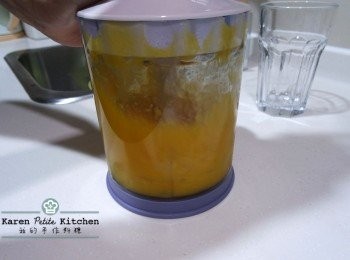 step3: 將冰塊及蜜糖加入攪拌器，攪拌期間可以用湯匙攪拌一下，慢慢打碎至沙冰變幼滑狀。