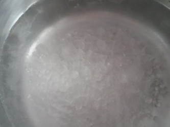 step1: 將冰糖與水還有果凍粉拌勻後加熱至冰糖溶化