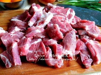 step1: 梅頭豬扒肉解凍用刀背拍鬆兩面後切件放入大碗內