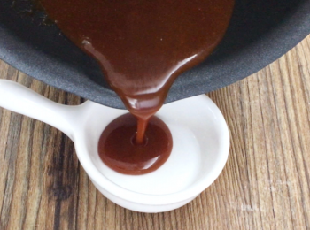 step13: 均勻後將焦糖醬倒到小碗中放涼完成，其餘焦糖醬裝罐冷藏。