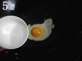 step5: 倒入少許清水（清水可以降溫，並產生水蒸氣），這個時候可以開小火，聽見劈裡啪啦的聲音後關火（因為水和熱油放在一起會霹靂啪啦的響）