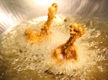 step4: 將雞腿均勻沾上地瓜粉拍去多餘的粉，放入約160度油鍋中炸至金黃色取出，油加熱二次炸至香酥取出放在吸油紙上瀝乾油脂即完成。