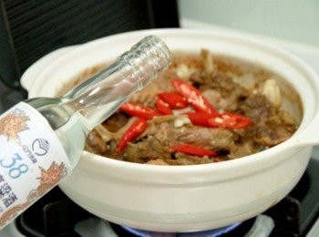 step4: 待燒鴨肉軟嫩後開砂鍋蓋小火將滷汁略為收乾後，放入辣椒片及在鍋邊嗆入38ﾟ金門高梁酒後拌勻即可起鍋完成。