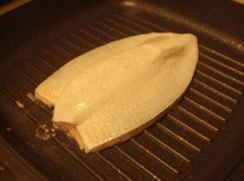 step3: 3.熱鍋後完全不放油ˊ將魚身面擺進鍋裡ˊ用中小火約5分鐘時間