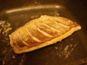 step3: 3.約4~5分鐘後翻面(要懂得看魚大小ˊ厚度自行調整時間喔)