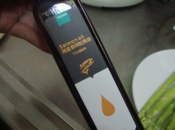 step12: 自然的清蒸料理除了可以嘗出食材的新鮮ˊ 油的品質好壞更是關鍵ˊ新鮮的鮭魚油真的帶著鮮美氣息ˊ 讓這道簡單的清蒸海鱸魚蘆筍卷口感層次更豐富了。 簡單大方有質感的瓶身設計ˊ小容量的包裝ˊ 讓油脂可以維持最棒的鮮度ˊ 聞起來不但沒腥味反而有著很自然的鮮味ˊ 試過真的非常喜歡哦~ 有機會大家也可以試試ˊ真的蠻不錯的~