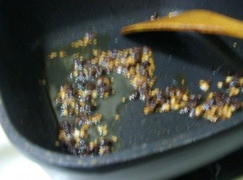 step5: 步驟5準備一鍋子ˊ將<span class="group_2">調味</span>(油+香油)各1.5大匙加熱ˊ 炒香豆鼓和蒜末