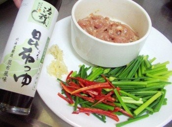 step1: 先準備好所需<span class="group_1">材料</span>肉絲先以<span class="group_2">肉絲醃料</span>拌勻入味ˊ 韭菜花去除跟部較粗纖維後切小段ˊ辣椒去籽後切細絲ˊ 薑和蒜頭切細末