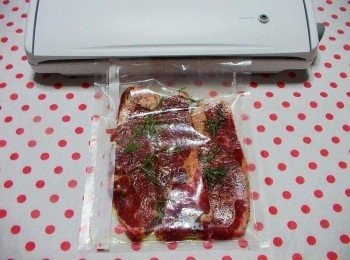 step5: 放平、蓋上上蓋ˊ選擇乾料Dry按下Vac/Seal(真空＋封口) 完成放冷藏讓牛排進行醃漬
