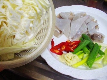 step1: 先準備好所需<span class="group_1">材料</span>如照片圖ˊ高麗菜洗淨處理成所需大小ˊ 新鮮魷魚洗淨去除內臟ˊ於內面劃上菱格刀ˊ蔥/辣椒切段ˊ蒜頭拍扁備用