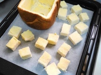 step7: 烤盤鋪上烘焙紙ˊ將麵包丁/麵包體均勻塗抹上奶油