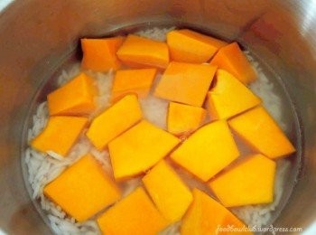 step1: 1. 洗净的糙米，浸泡在水中至少30分钟。然后沥干。 
2.开高火，盖上锅盖，煮几分钟分钟，直到沸腾。 
3. 把火降低，再煮20分钟左右，偶尔搅拌。 
4.将火候转至中小火，加入所以的南瓜块然后盖上锅盖焖煮至南瓜变软即可。 
5. 最后，加入些盐巴和胡椒粉做调味。然后，撒上葱花及淋上鲜奶。完成！