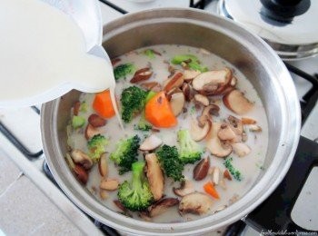 step2: 开中火，加入所有的<span class="group_1">食材</span>再倒入豆奶。