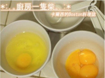 step2: 將雞蛋4顆分成: (a) 1顆全蛋+3顆蛋白 (b)3顆蛋黃，分別打散。