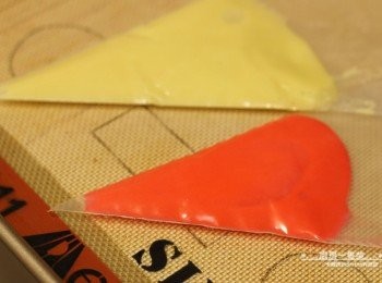 step8: <span class="group_3">原味薄餅-裝飾</span>分別裝入擠花袋中，剪一小開口，準備畫圖裝飾用。