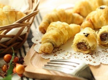 step10: 小小一個方便控制熱量，不會吃得太多，一片正方形的市售冷凍酥皮就可烤出4小個，現吃現做，輕鬆容易:)