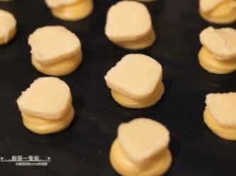 step8: 取出冰箱冷藏的<span class="group_1">菠蘿皮</span>麵團，切成約2mm的薄片，放在擠好的圓形麵糊上。