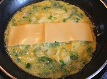 step4: 蛋汁從鍋子中間下鍋, 用鍋鏟在蛋汁中間畫圈後, 把周圍較熟的蛋刮到中央,並放入起司片