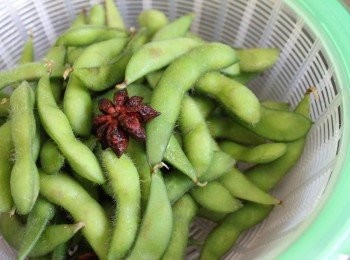 step2: 煮滾後先試毛豆的脆度, 喜歡吃軟一點的可以再煮久一點. 濾乾水分