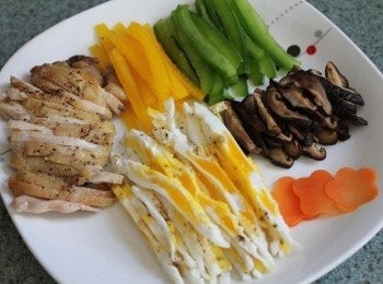 step1: 將配菜備齊. 種類隨個人喜好. ex: 蔬菜絲, 蛋絲, 香菇絲, 雞肉絲..等等