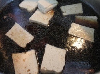 step3: 再加入百頁豆腐煮10分鐘即完成(** 配料可依照個人喜愛, 耐煮的可以跟排骨一起熬煮, 不耐煮 or 容易入味的可以最後在加入鍋中煮)