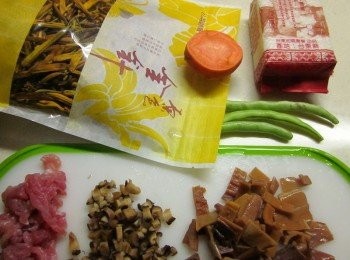 step1: 備齊材料 煮白飯 豬肉.魷魚.香菇切丁,胡蘿蔔切段