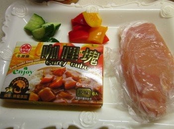 step1: 備齊材料 <a href="https://bit.ly/3EZL8dD" target="_blank" data-keyword="雞胸" class="guide-link"><strong>雞胸</strong></a> <span style="display:inline-block;vertical-align:middle;margin-top:-3px;color:initial;border-radius:3px;padding:2px 3px;font-size:12px;line-height:14px;background:#87d300;color:#fff;">即買</span> 肉.紅.黃椒及小黃瓜切塊備用