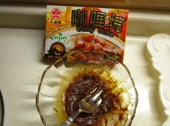 step2: 牛頭牌咖哩塊加一些水調成糊狀