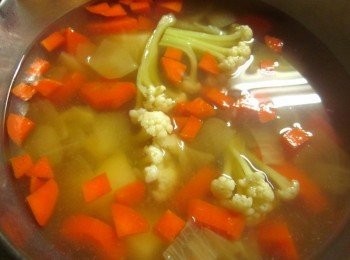 step2: 所有蔬菜和高湯一同煮到熟軟