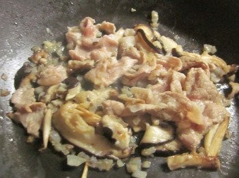 step3: 趁煮白飯的10分鐘來炒料 香菇切片,豬肉片切2半, 打蛋液:加入牛奶及塩.白胡椒備用 鍋中放油爆香洋葱末及蒜未,再加入香菇及肉片,加塩和黑胡椒調味,炒到7分熟 省時的撇步就是 1.火鍋豬肉片:薄薄的炒一下下就熟了 2.煮半生熟的白飯:省掉炒米的時間 3.可果美蕃茄鍋高湯除了精心熬煮的高湯外,還加了起司湯頭,除了濃郁還多了層次,等於紅醬加高湯的使用,很方便呦~
