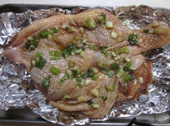 step4: 取一張錫泊紙稍微用皺,雞腿放上去再淋上葱醬