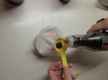 step2: 雞腿洗淨擦乾放塑膠袋,加入榖盛壽喜燒1大匙,酒少許.甜麵醬2小匙,少許白胡椒粉.五香粉.薑末一起醃