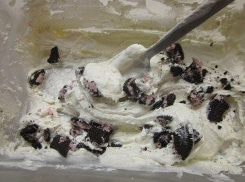 step4: 每50分鐘用叉子撥鬆一下,共2次,最後一次將OREO巧克力草莓餅乾用碎加入攪拌冰一晚,盛出用草莓及餅乾做裝飾即可