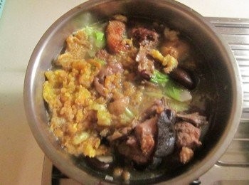 step5: 放入其他配料一同煮滾,起鍋前加塩調味再加入青蒜段即可上桌