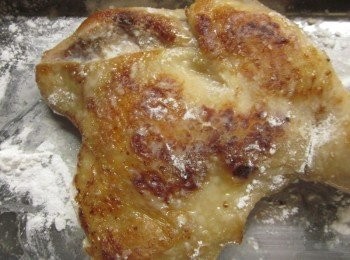 step5: 將雞腿盛起,兩面拍上太白粉,待反潮