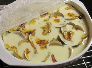 step4: 封上保鮮膜,鍋中水滾後放入作法3,以中小火蒸約8分鐘,上桌前灑上白胡椒及葱花即可.(蒸的時間視份量多寡做調整)