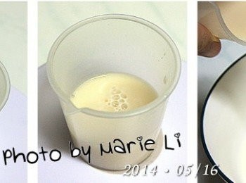 step2: 將 (5) 的酵母粉加入 20ml 的溫水裡攪拌
最後再將完全溶解的酵母液加進去一起拌勻

※ 酵母粉最後放是為了怕跟鹽相碰觸影響發酵
※ 這次將酵母粉先以 20g 的溫水溶解
    感覺麵包似乎發酵得比較快喔。