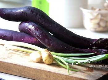 step1: 準備<span class="group_1">食材</span>：

新鮮茄子：                    三條
青蔥、薑、蒜瓣：              酌量
麻油、米酒、素蠔油、糖、鹽：  酌量