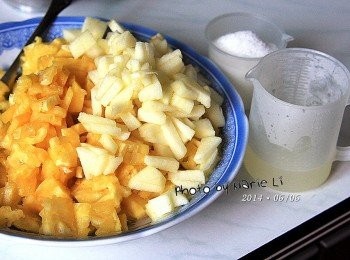 step1: 準備<span class="group_1">食材</span>：

新鮮鳳梨果肉：     400g
新鮮蘋果果肉：     100g
檸檬汁：            40g
細砂糖：           120g