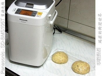 step3: 幸好有《Panasonic SD-BMS105T》的幫忙 讓我省下許多揉麵、和麵的力氣 省時、省力也省事多了~ ^_^