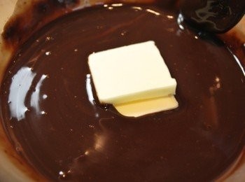 step12: 加入砂糖、蘭姆酒、香草及鹽之花，最後拌入奶油，攪至滑順光亮