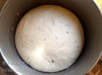 step3: 3. 室溫發酵，發酵至兩倍大。夏天氣炎熱，放室溫已可以了。冬天時，用發酵箱, 調較至30度。